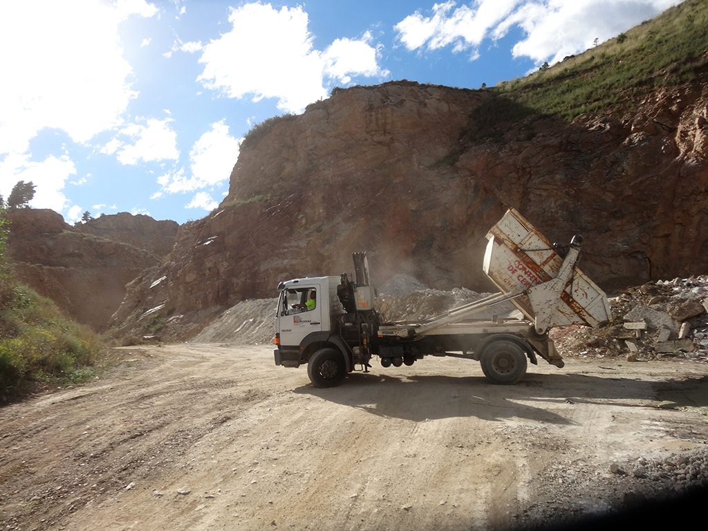 camión descarga de escombros